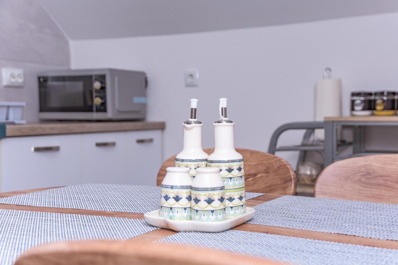 Apartmani Marijamagdalena Gračac エクステリア 写真