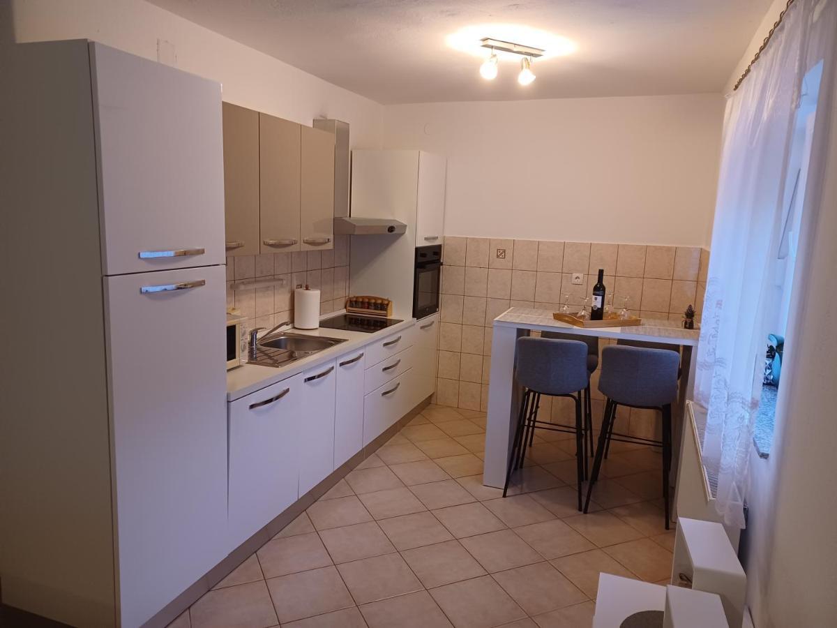 Apartmani Marijamagdalena Gračac エクステリア 写真