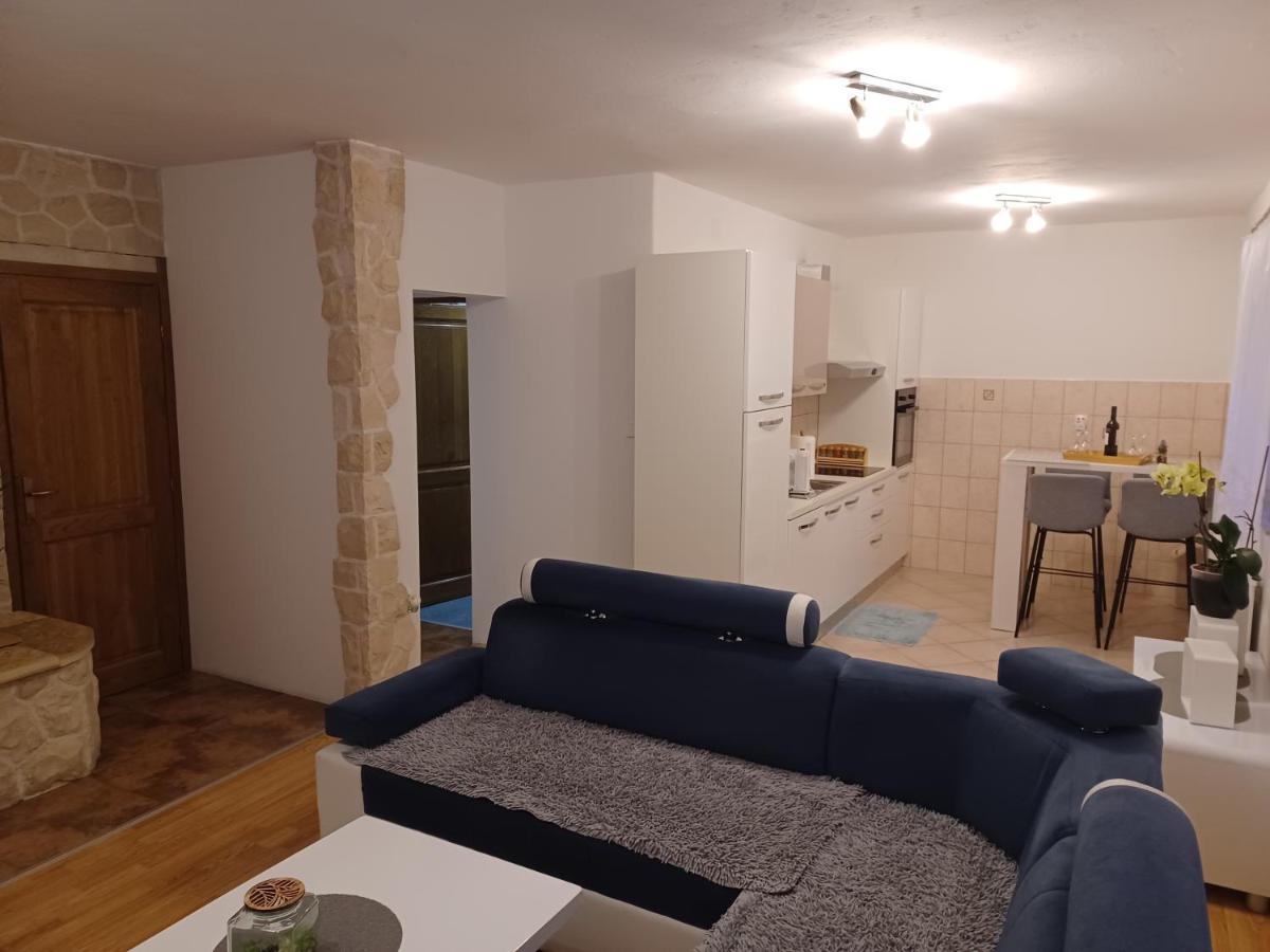 Apartmani Marijamagdalena Gračac エクステリア 写真