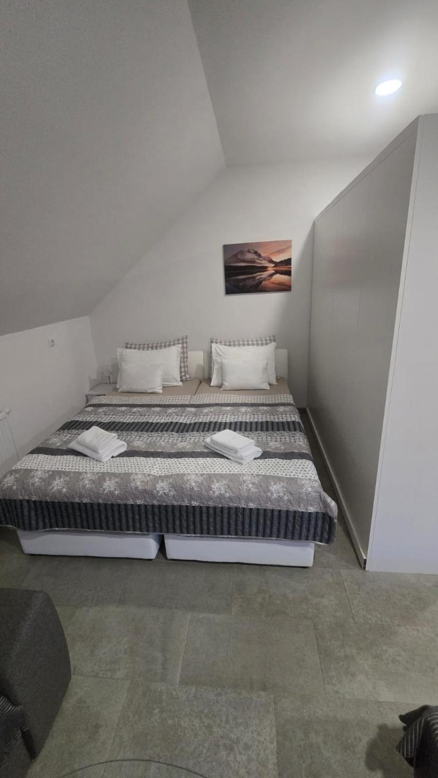 Apartmani Marijamagdalena Gračac エクステリア 写真