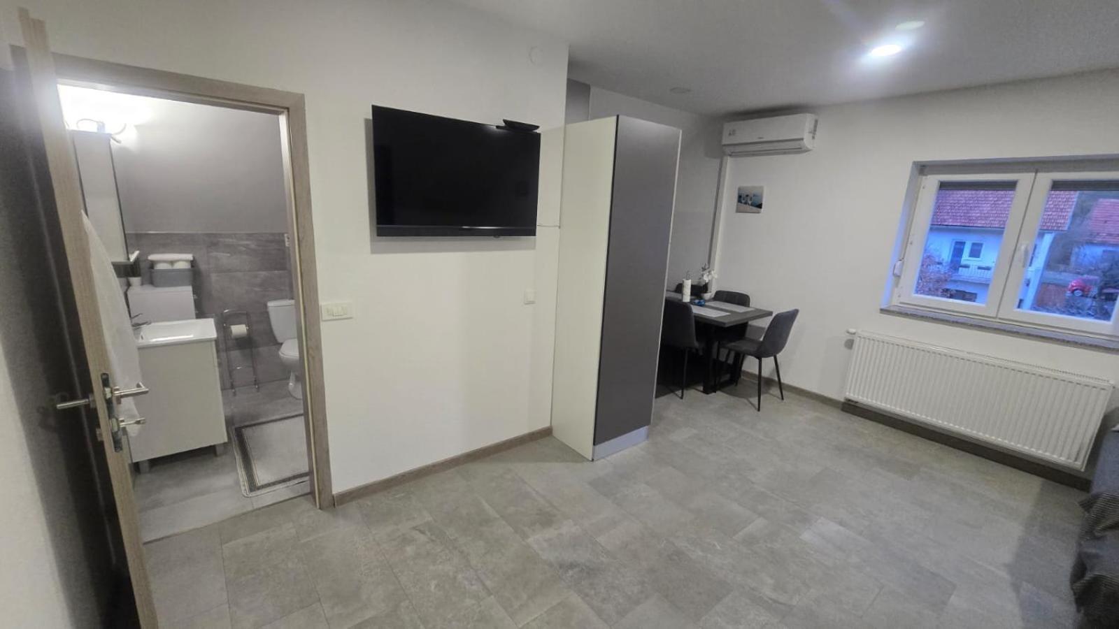 Apartmani Marijamagdalena Gračac エクステリア 写真
