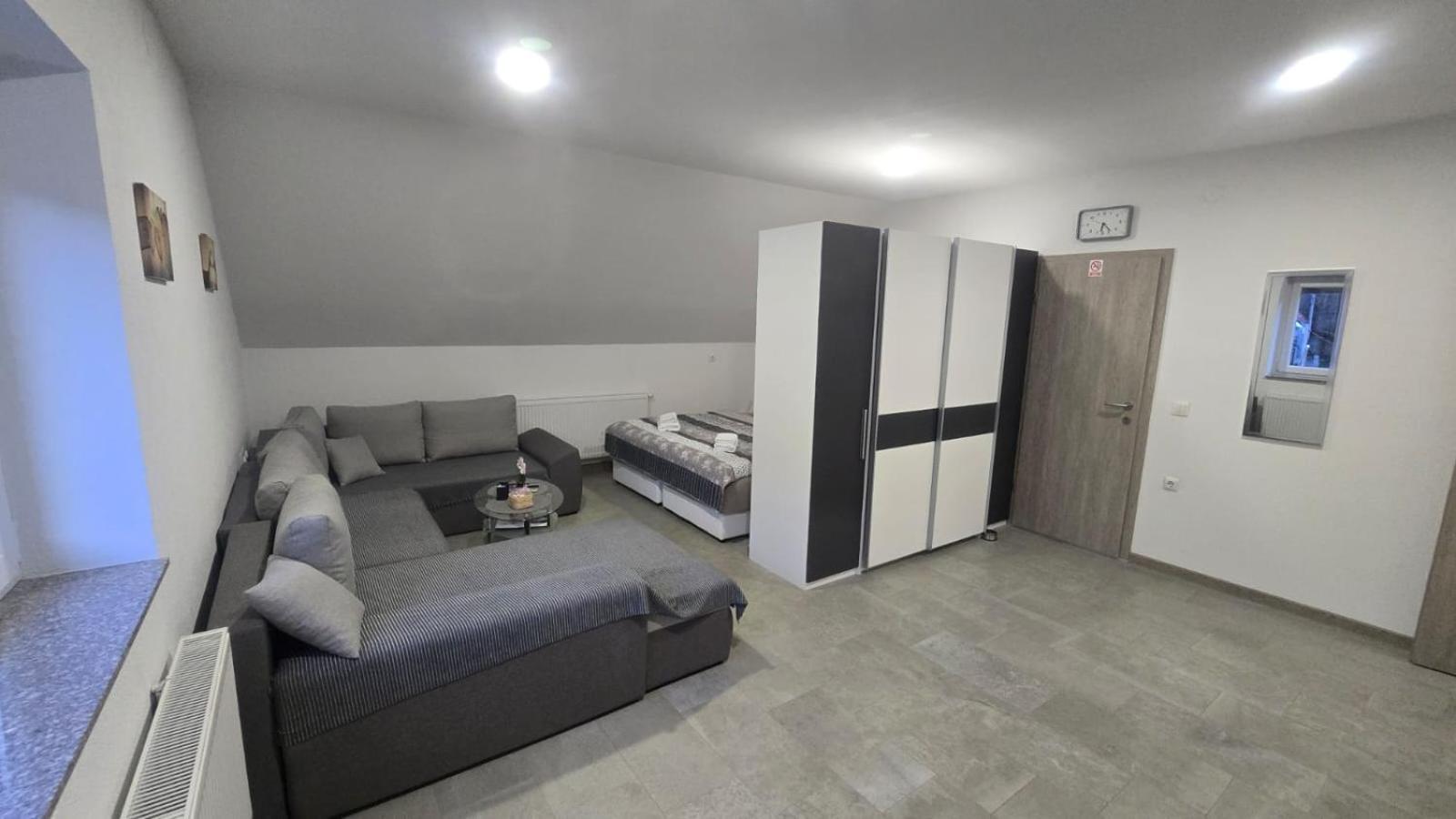 Apartmani Marijamagdalena Gračac エクステリア 写真